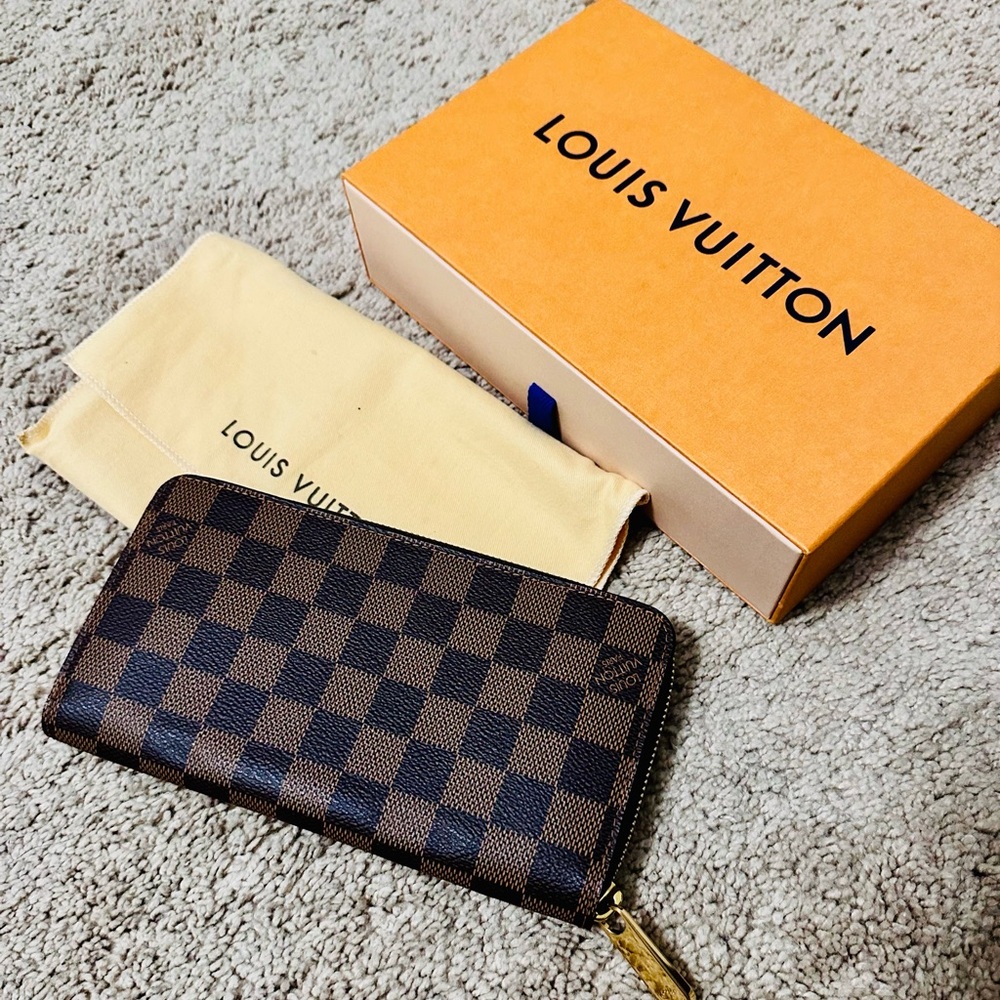 ❤️ SOLD! Louis Vuitton Damier Zippy Wallet - Pristine Condition